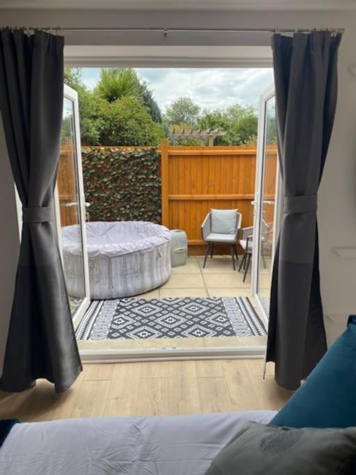 Stylish 1 Bedroom Studio Outdoor Area And Hot Tub Bournemouth Esterno foto